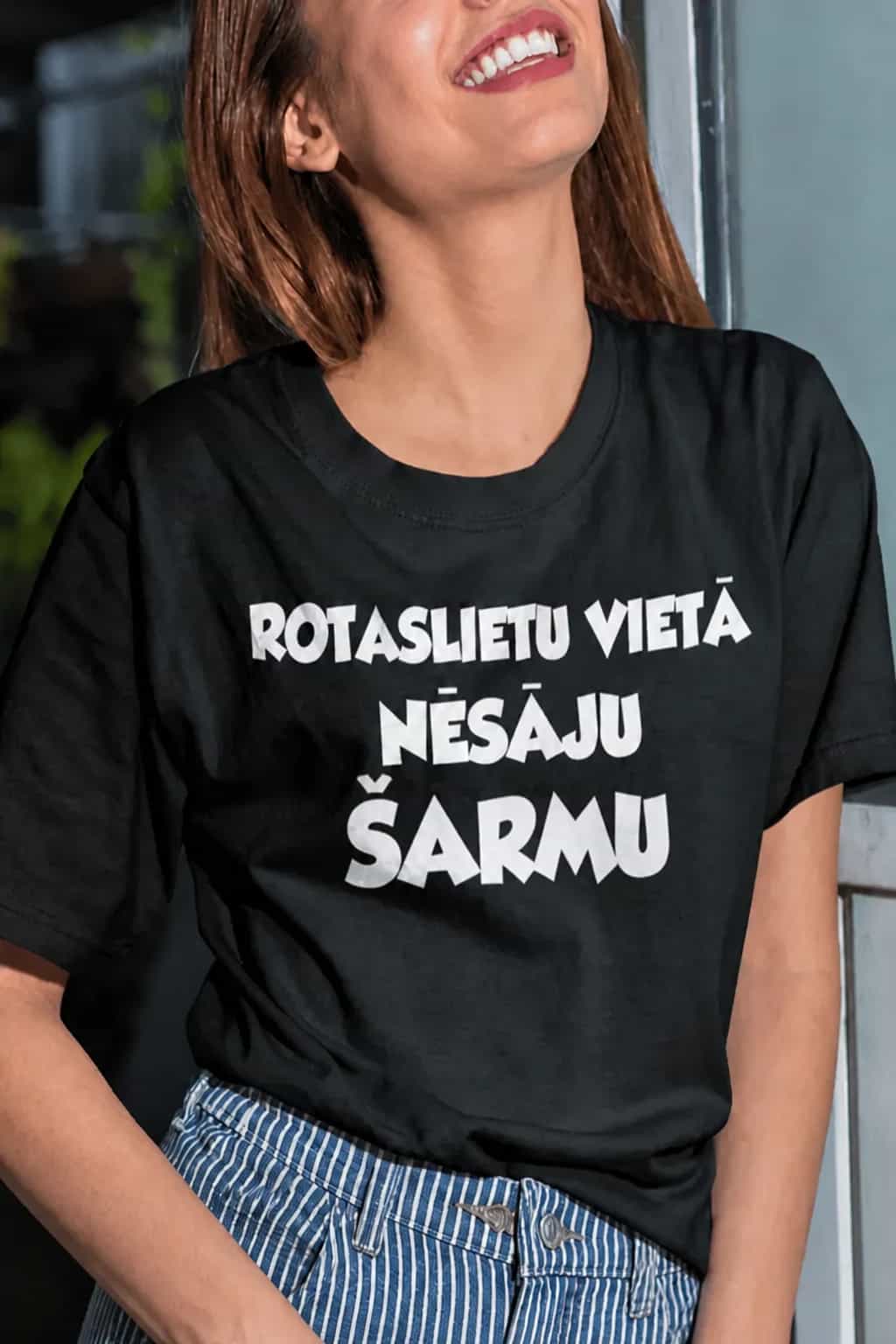 T-krekls „Rotaslietu vietā nēsāju šarmu“