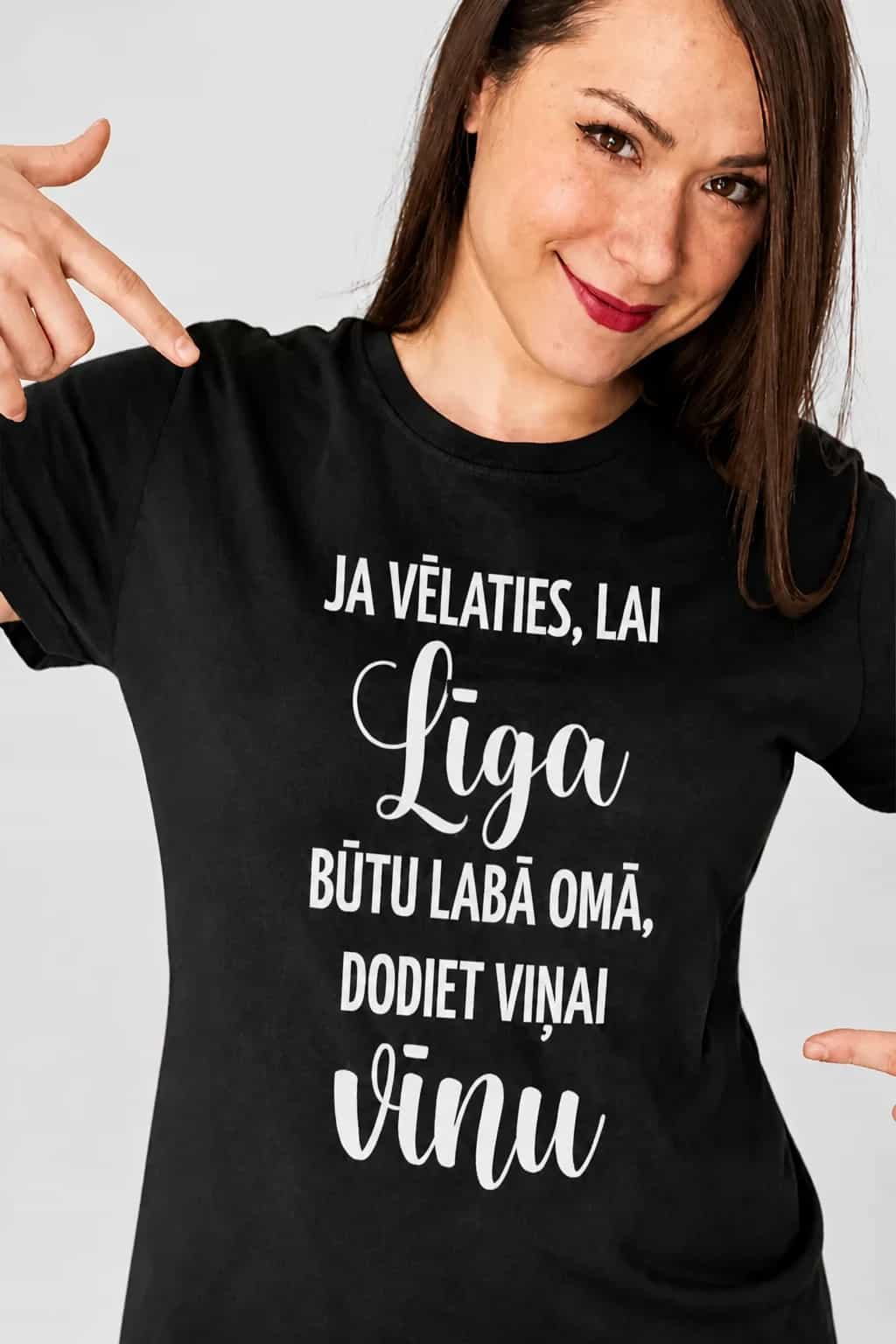 T-krekls „Dodiet viņai vīnu“ ar vārdu