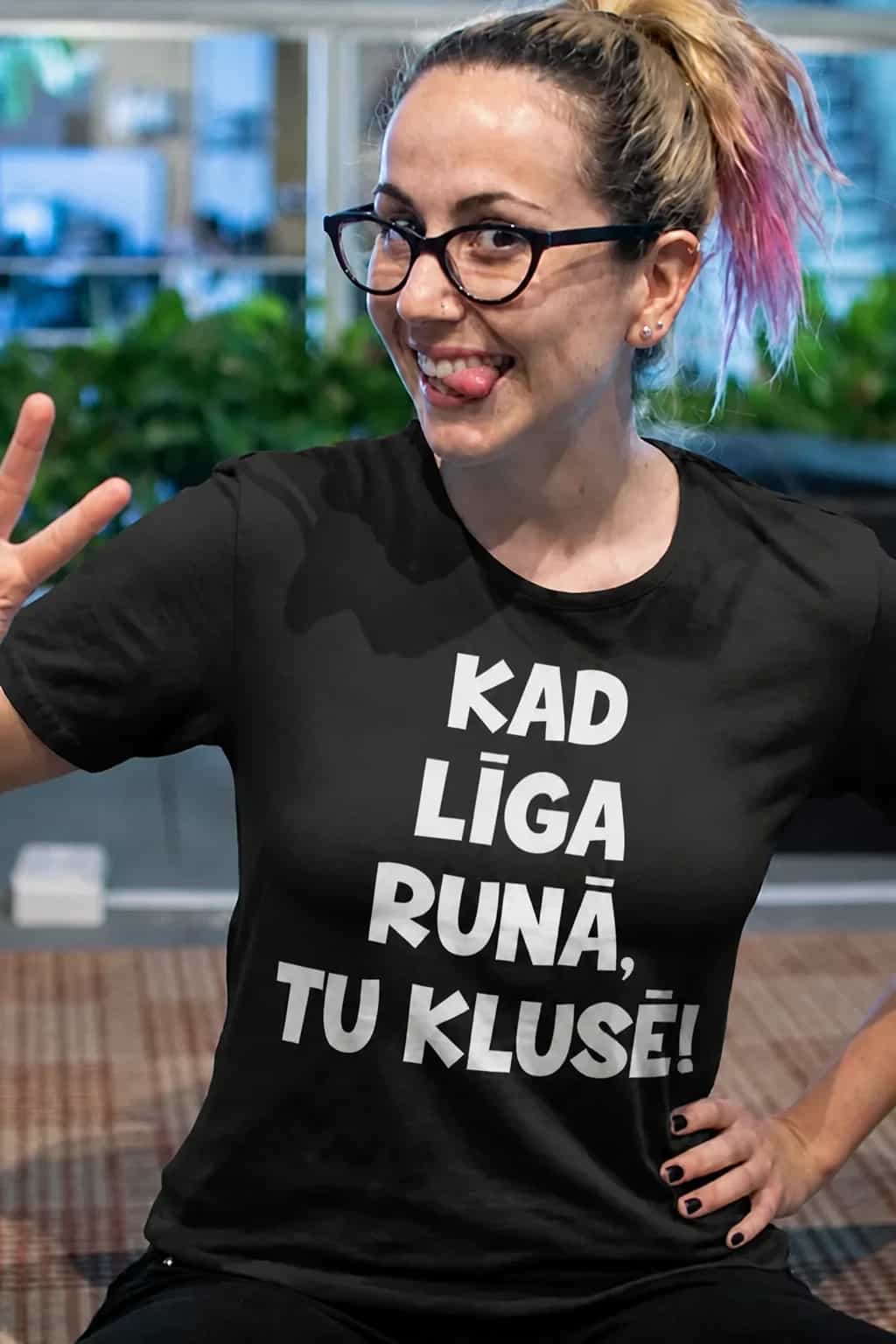 Smieklīgs T-krekls „Kad … runā, tu klusē!“ ar vārdu