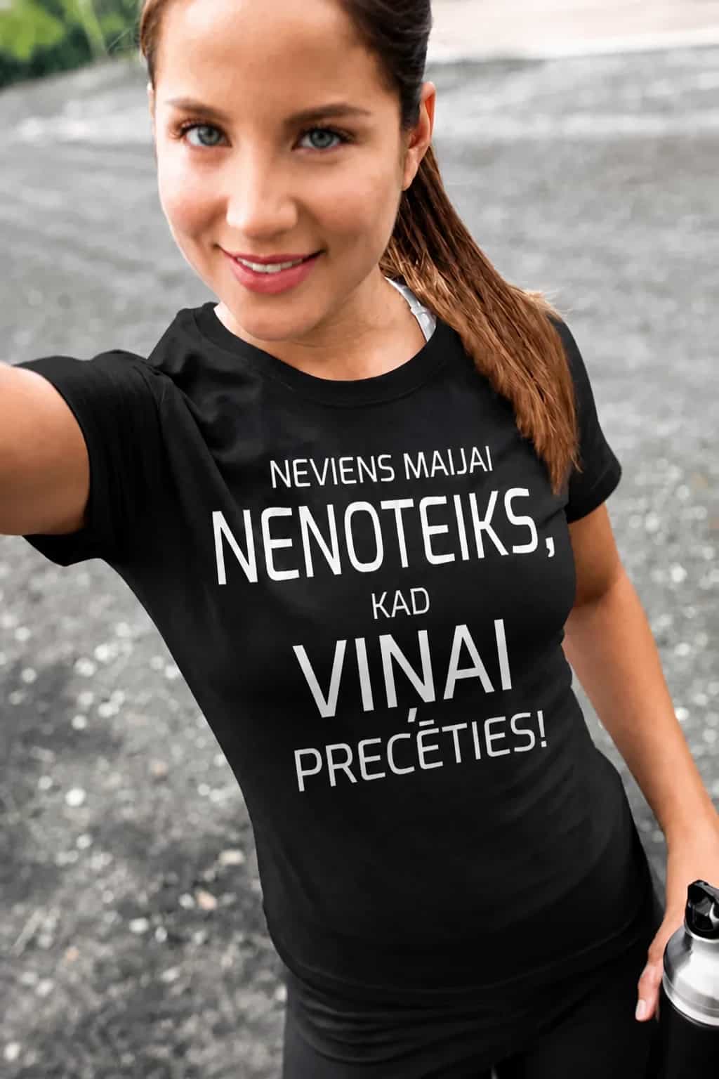 T-krekls neatkarīgai sievietei ar vārdu