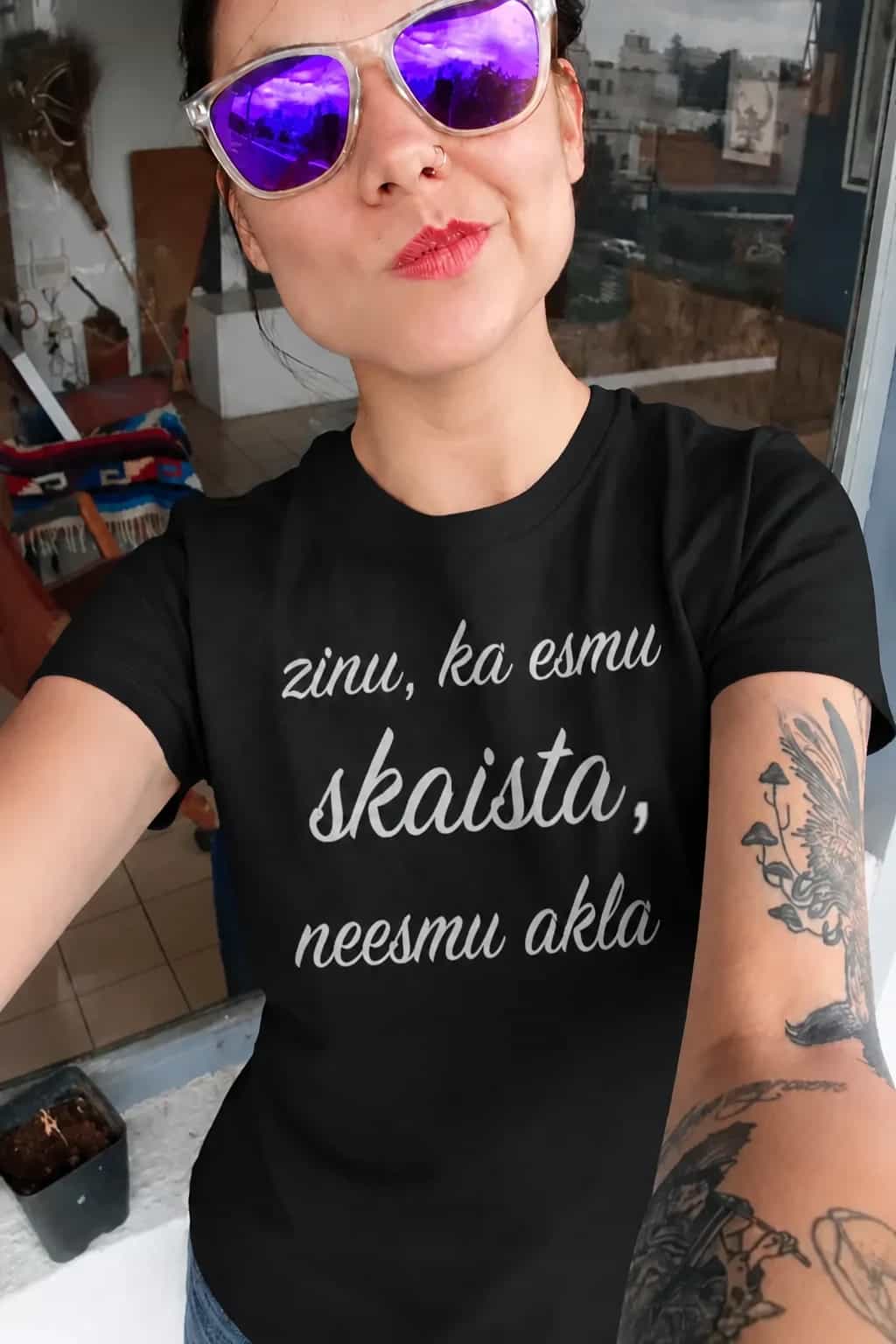 T-krekls „Zinu, ka esmu skaista“