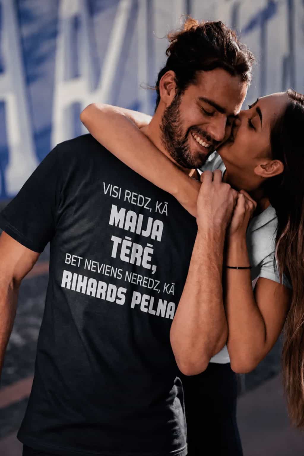 T-krekls ar vārdiem „Viņa tērē, viņš pelna“
