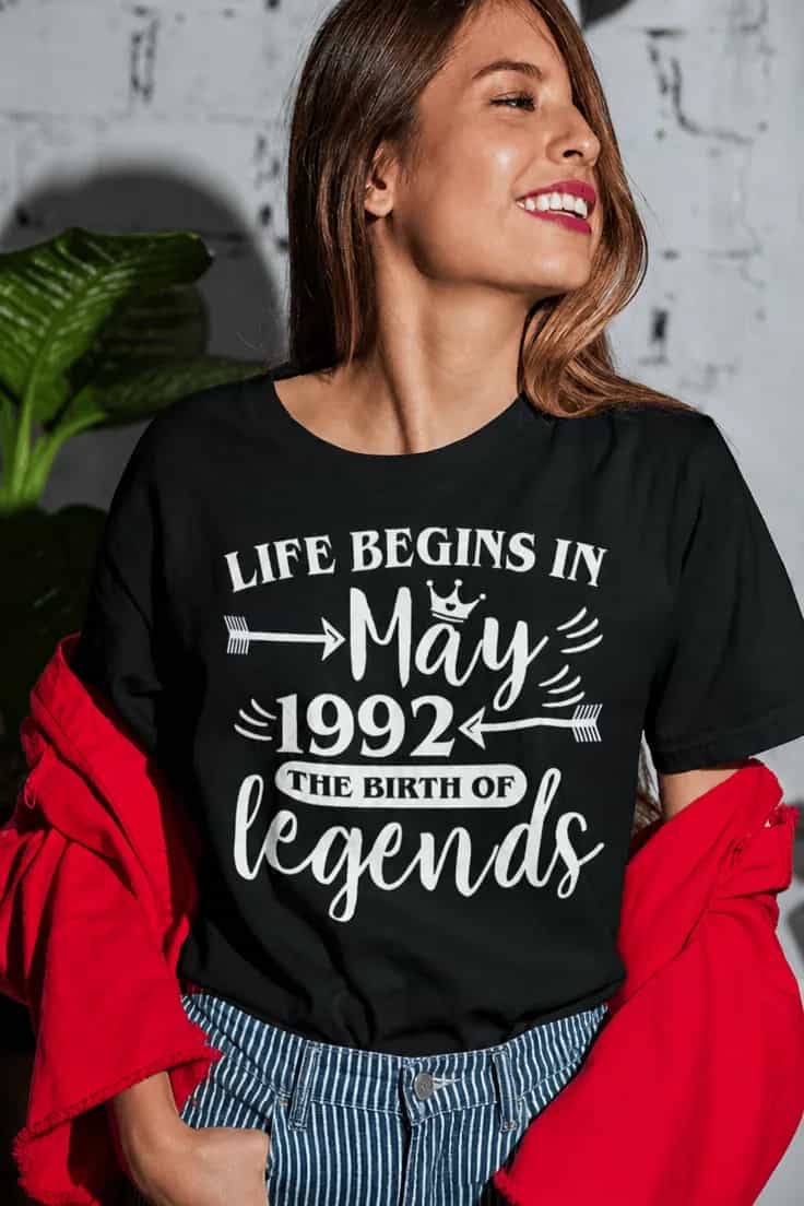 Krekls Life begins in ar gadu un mēnesi pēc izvēles
