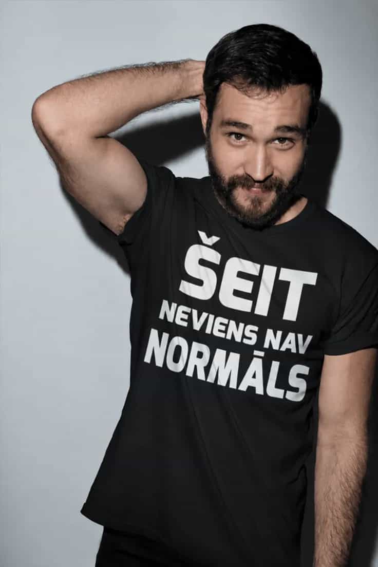 Krekls Neviens nav normāls
