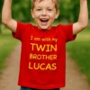 Bērnu krekls ar dvīņu brāli ar vārdu ar apdruku I am with my TWIN BROTHER LUCAS