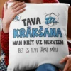 Dekoratīvs spilvens par krākšanu un mīlestību ar uzrakstu TAVA KRĀKŠANA MAN KRĪT UZ NERVIEM BET ES TEVI TĀPAT MĪLU