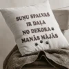 Dekoratīvs spilvens suņu spalvas mājās ar uzrakstu SUŅU SPALVAS IR DAĻA NO DEKORA MANĀS MĀJĀS
