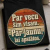 Jautrs dzimšanas dienas T-krekls ar retro tipogrāfiju un tekstu Par vecu šim visam. Par jaunu, lai apstātos.