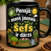 Krūze ar uzrakstu “Pensijā: mans jaunais šefs ir dārzs” un jautru dārza motīvu, kur lejkanna laista pāri vārdam “šefs”.