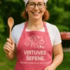 Priekšauts Virtuves šefene ar uzrakstu VIRTUVES ŠEFENE (SAVĀRU VAIRĀK NEKĀ TIKAI ZIEPES)
