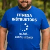 Smieklīgs krekls Fitnesa instruktors ielādējas ar uzrakstu FITNESA INSTRUKTORS IELĀDĒ... LŪDZU, UZGAIDI.
