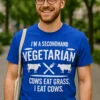 Smieklīgs krekls Secondhand veģetārietis ar joku dizainu un tekstu I'M A SECONDHAND VEGETARIAN COWS EAT GRASS, I EAT COWS.