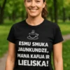 Smieklīgs krekls Smuka jaunkundze ar apdruku ESMU SMUKA JAUNKUNDZE, MANA KAFIJA IR LIELISKA!