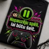 Smieklīgs gamer T-krekls ar uzrakstu Nopauzēju spēli, lai būtu šeit, lielu pauzes ikonu un retro spēļu kontrolieri neona zaļā un magentā uz tumša fona