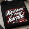 Smieklīgs T-krekls ar uzrakstu Kavēšana ir mans kardio, sportisks un ironisks dizains ar kustības līnijām un mazu kedas ikonu.