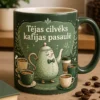 Mug ar uzrakstu "Tējas cilvēks kafijas pasaulē" un maigu ilustrāciju ar lepnu tējas kanniņu kafijas tasīšu ielenkumā.
